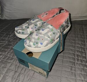 BNIB - TOMS Cute LLAMA Patterned Slip-Ons SZ 1